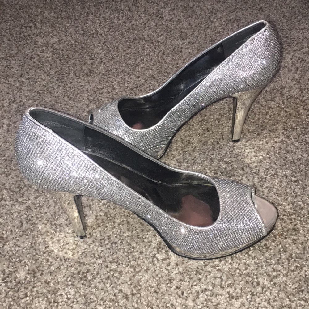 Stunning silver heels 💕